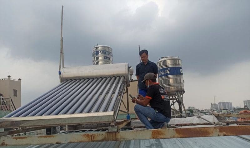 Quy trình tháo và lắp ống thủy tinh năng lượng mặt trời đòi hỏi kỹ thuật và sự cẩn thận để tránh làm vỡ ống.