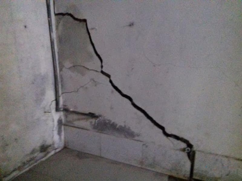 Chuẩn bị bề mặt vết nứt tường trước khi tiến hành trám vá.