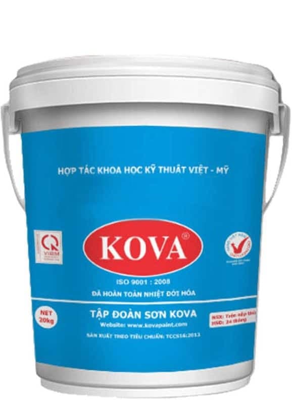 Thợ đang chuẩn bị bề mặt tường trước khi thi công sơn chống thấm Kova.