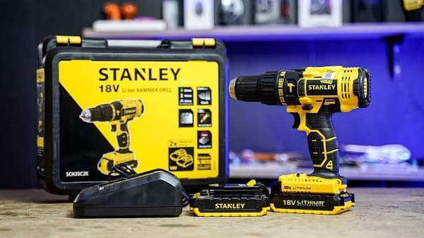 Cận cảnh máy khoan tường cầm tay giá rẻ của DeWalt với thiết kế nhỏ gọn và màu vàng đen đặc trưng.