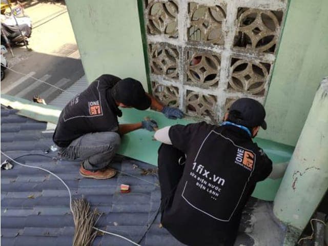 Tường nhà bị thấm nước với các vết loang ố và ẩm mốc.