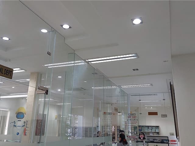 Hệ thống đèn máng thả trần được lắp đặt chuyên nghiệp trong một văn phòng hiện đại.