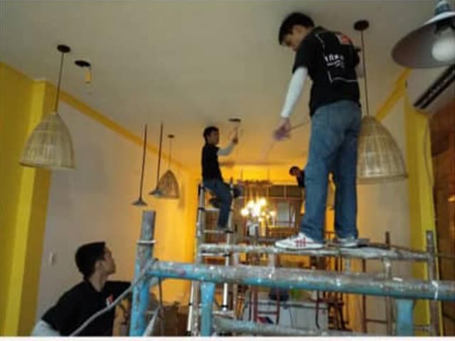 Thợ của 1Fix đang tiến hành kiểm tra và hoàn thiện hệ thống đèn máng treo văn phòng.