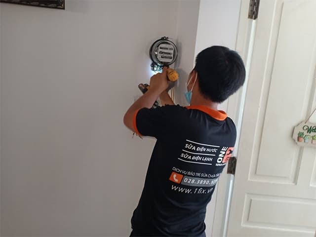 Thợ điện chuyên nghiệp của 1Fix đang thi công hệ thống điện trần, minh chứng cho tay nghề và sự cẩn thận trong từng công đoạn.