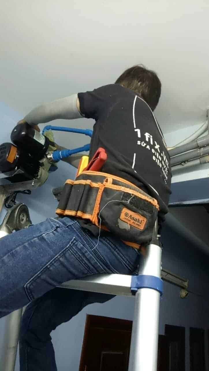 Một chiếc máy bơm tăng áp Wilo được lắp đặt gọn gàng trong nhà.