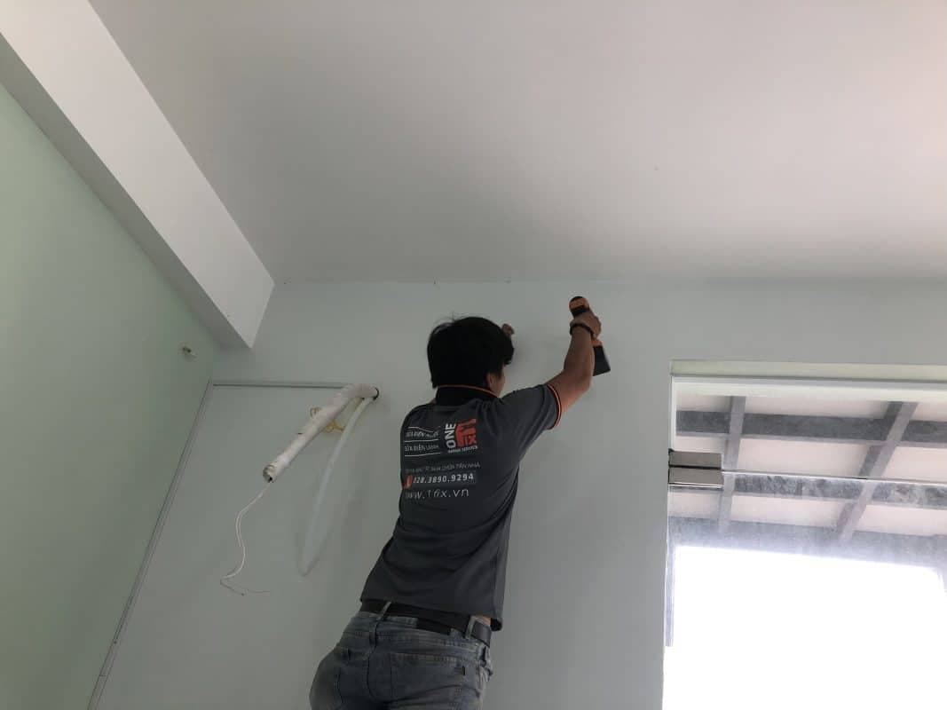Kỹ thuật viên 1Fix đang tiến hành bảo dưỡng dàn lạnh máy lạnh LG.