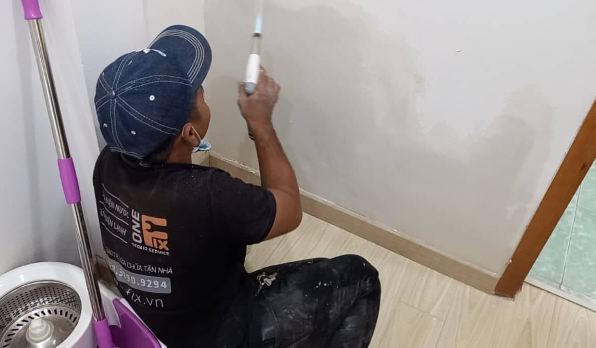 Thợ 1Fix khảo sát và chuẩn bị bề mặt tường cũ trước khi sơn lại