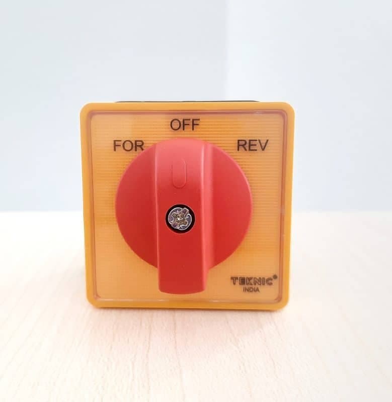 Một loại công tắc đảo chiều motor 220V dạng hộp nhựa an toàn, có các vị trí Tiến-Dừng-Lùi rõ ràng.
