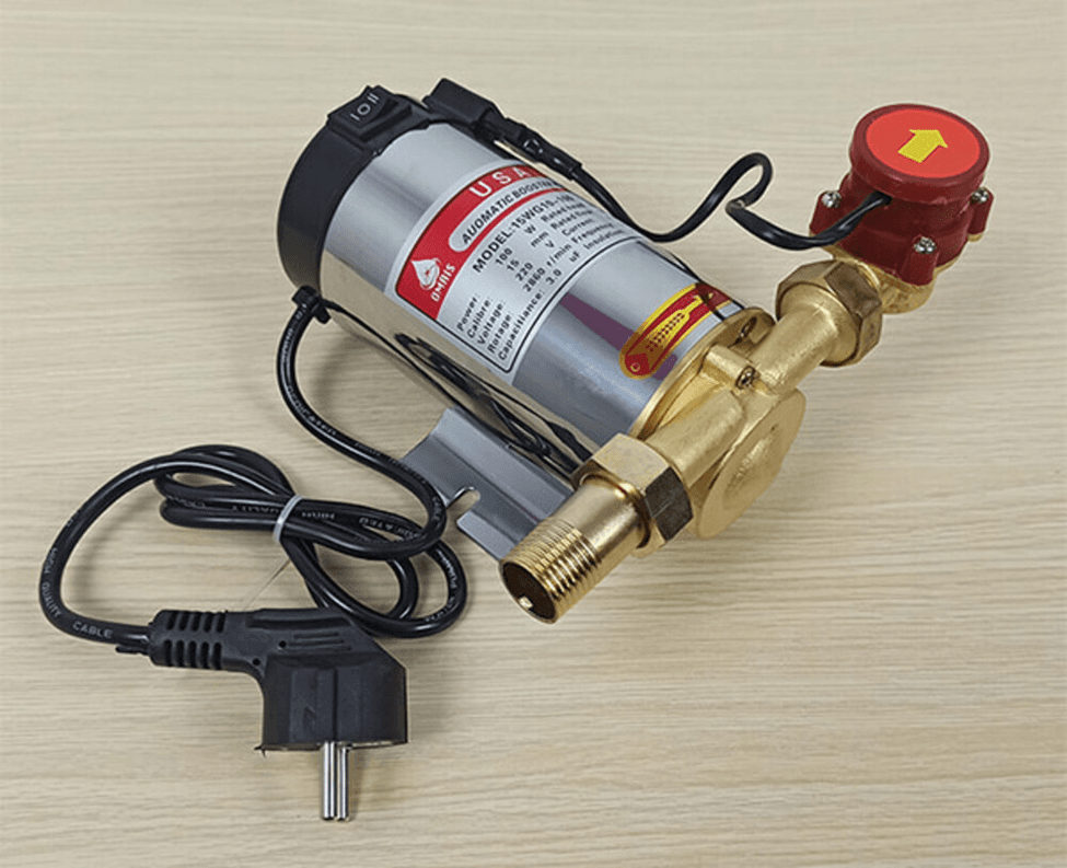 Thợ của 1Fix đang kiểm tra đường nước cấp cho máy giặt tại nhà khách hàng