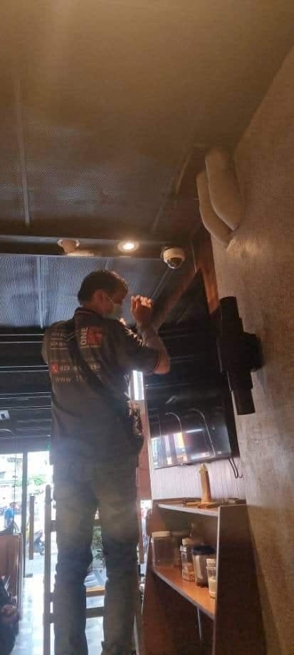 Thi công đèn thả trần cho khu vực bàn khách tại quán cafe ở TPHCM