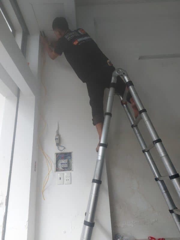 Một mẫu timer hẹn giờ điện tử Omron phổ biến, dễ dàng lắp đặt cho các tủ điện gia đình.