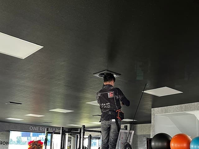 Thợ điện 1Fix đang chuẩn bị dụng cụ để đi dây điện âm trần bê tông.