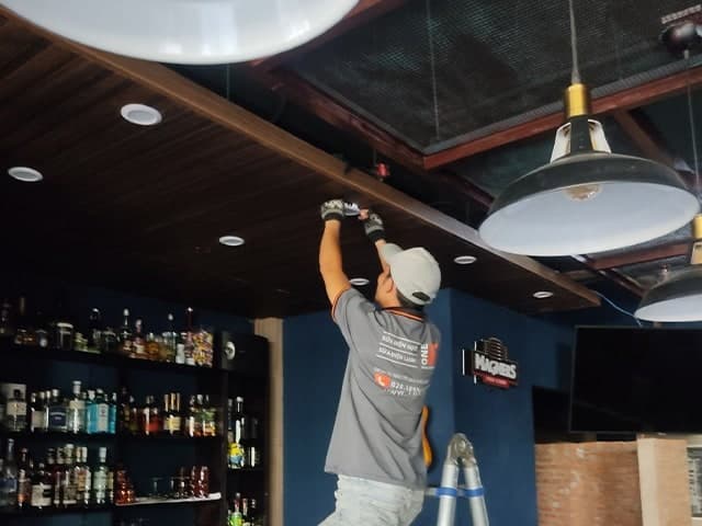 Hoàn thiện bề mặt trần bê tông sau khi đi dây điện âm, đảm bảo tính thẩm mỹ cao.