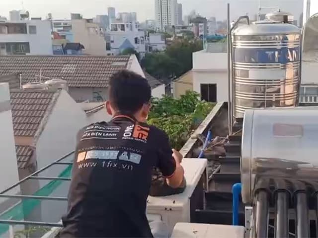 Kỹ thuật viên 1Fix đang chuẩn bị dụng cụ và đo đạc đường ống nước nóng năng lượng mặt trời.