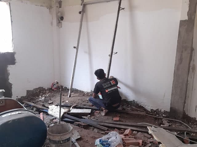 Thợ 1Fix đang thi công xây trát tường cho một công trình sửa chữa nhà tại TPHCM.