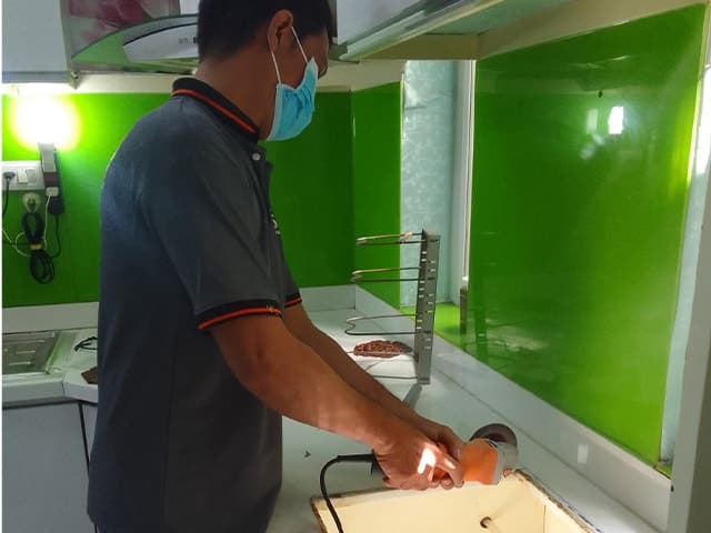 Cận cảnh bộ xi phông và hệ thống ống thoát nước của bồn rửa chén.