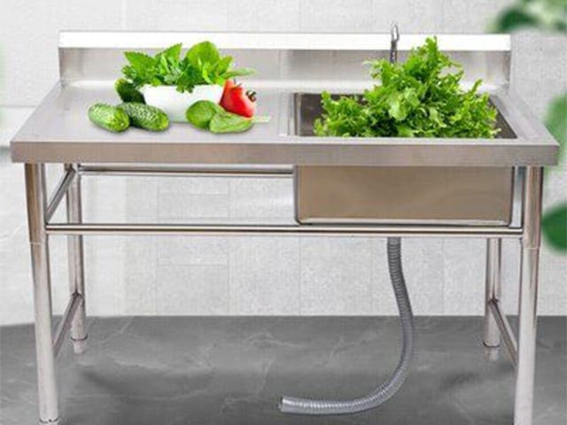 Một chiếc bồn rửa chén 1 hộc có chân đã được 1Fix lắp đặt hoàn chỉnh, sẵn sàng sử dụng.