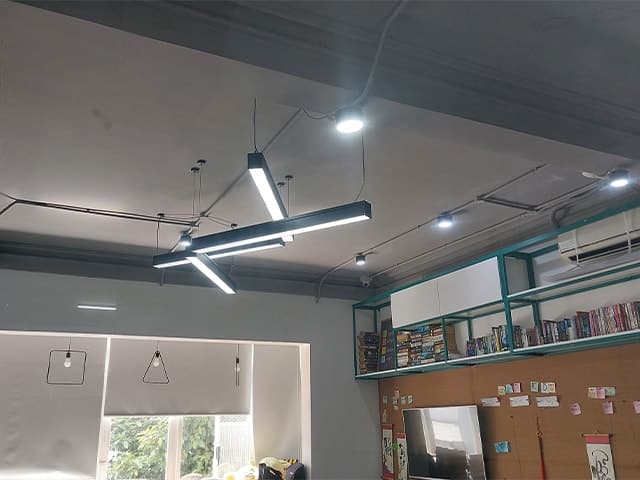 Dịch vụ lắp đèn thả trần thạch cao chuyên nghiệp tại 1Fix đảm bảo thẩm mỹ và an toàn