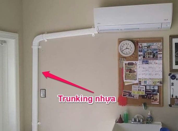 Hộp che ống đồng máy lạnh hay còn gọi là trunking nhựa, giúp che đi phần ống đồng và dây điện.