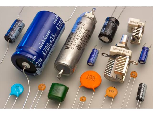 Một tụ bù hình trụ thường thấy trong các hệ thống điện dân dụng và công nghiệp