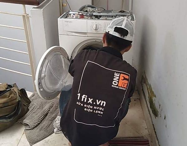 Dùng bàn là để làm khô và phẳng quần áo nhanh chóng trong mùa mưa