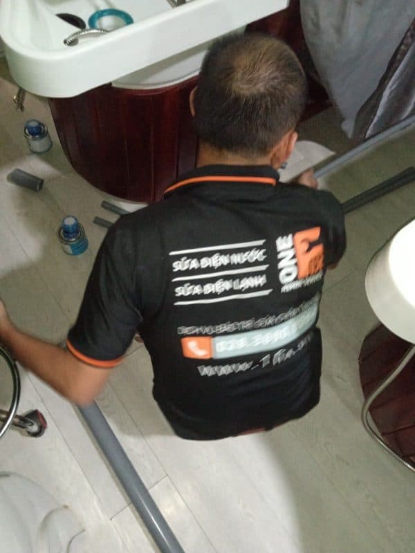 Một búi tóc và cặn bẩn được lấy ra từ đường ống thoát nước của bồn rửa mặt.