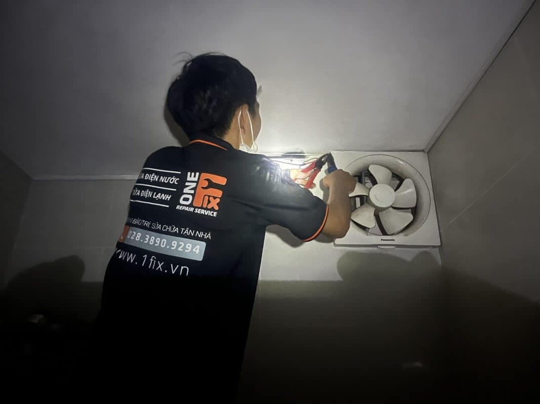 Phòng ngủ bừa bộn, thiếu vệ sinh là một trong những nguyên nhân chính gây ra mùi ẩm mốc.