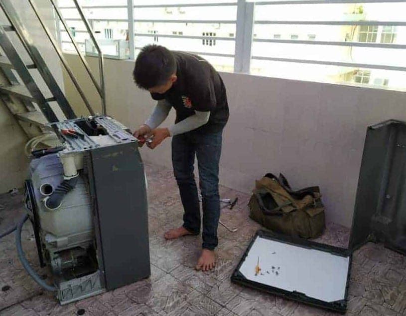 Vệ sinh lỗ thông hơi để khắc phục lỗi máy sấy không nóng