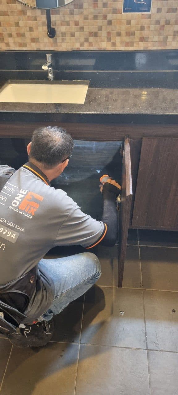 Cách gỡ gương dán tường an toàn, dễ thực hiện tại nhà