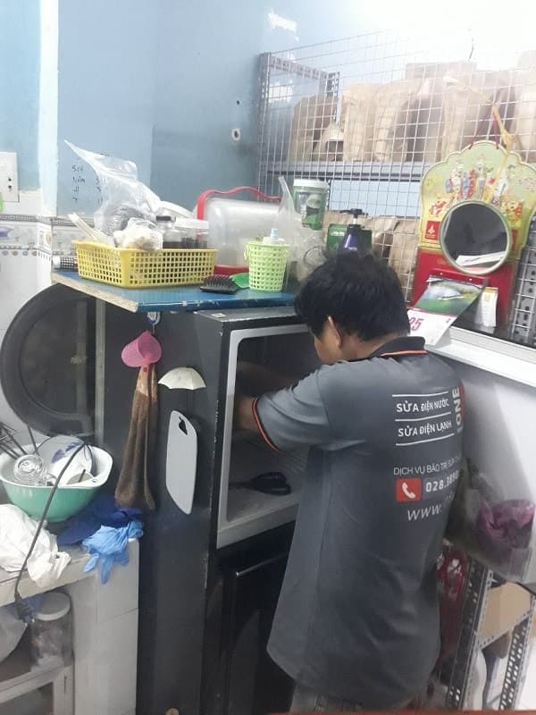 Tuyết bám dày ở dàn lạnh là một dấu hiệu của hệ thống xả đá gặp sự cố, có thể do hỏng sò lạnh.