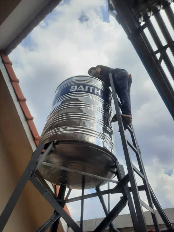 Thợ 1Fix đang lắp đặt phao điện chống tràn chuyên nghiệp cho bồn nước tại một gia đình ở TPHCM.