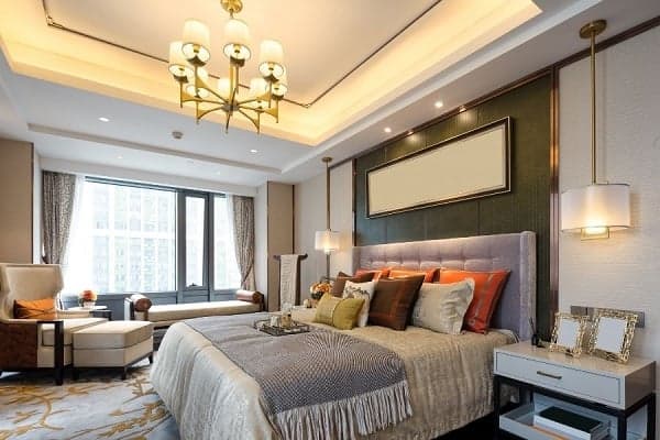 Đèn thả trần cổ điển với ánh sáng vàng ấm áp cho phòng ngủ.