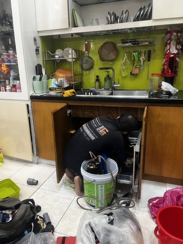 Một chiếc chậu rửa bát âm bàn đá đã được lắp đặt hoàn chỉnh, liền mạch với mặt bàn bếp.