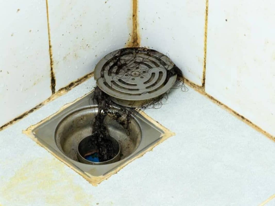 Hệ thống đường ống nước là nguyên nhân chính gây ra mùi hôi nếu không được vệ sinh đúng cách