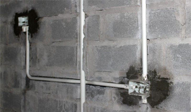 Hệ thống dây điện được đi âm trong tường, đảm bảo an toàn và thẩm mỹ cho ngôi nhà.