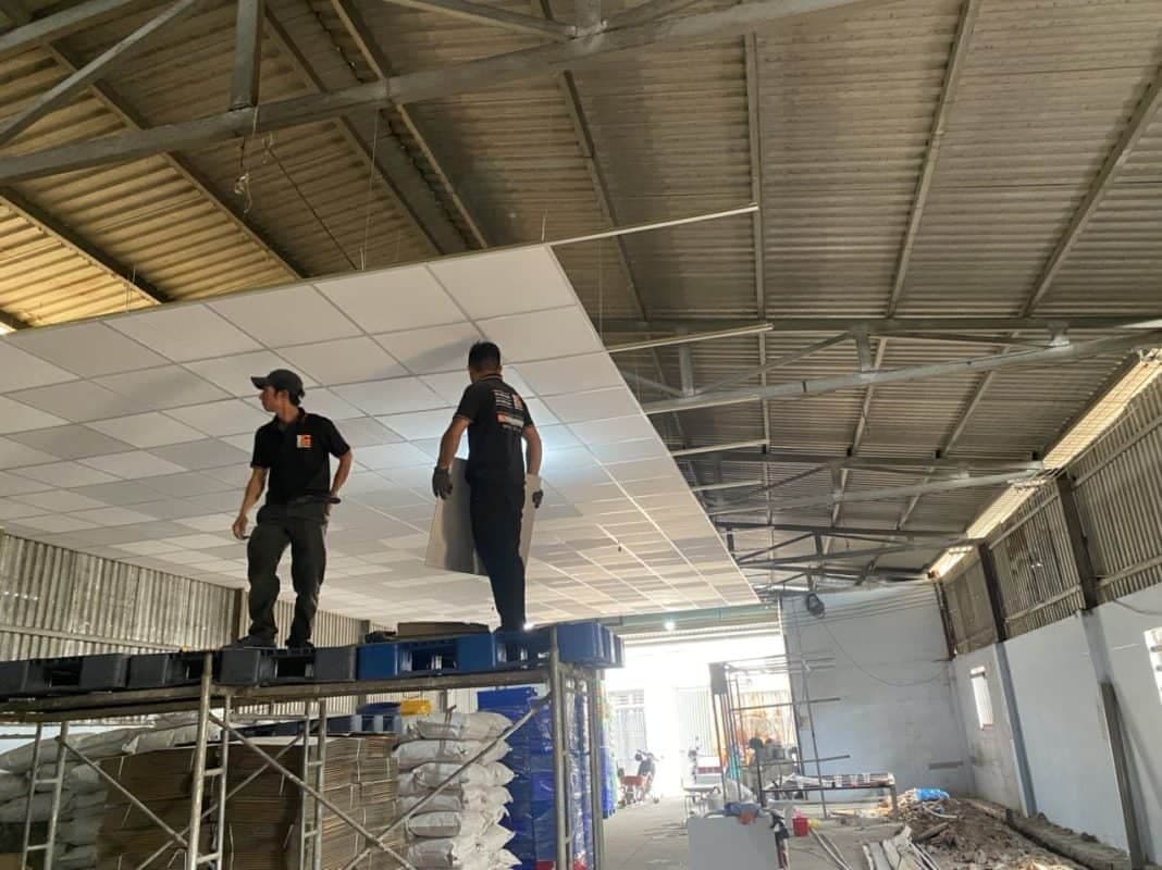 Bề mặt máng xối xi măng sau khi hoàn thiện thi công chống thấm, phẳng mịn và sẵn sàng chống chọi với thời tiết