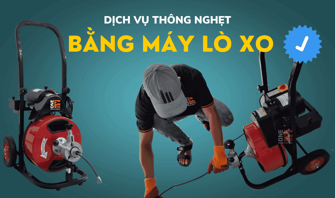 Cận cảnh dây lò xo của máy thông nghẹt chuyên dụng đang hoạt động trong đường ống.