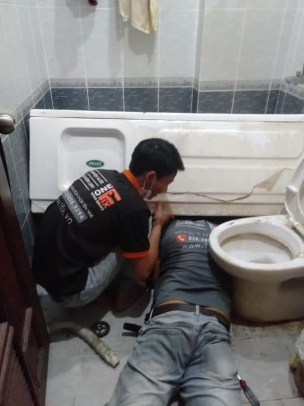 Hỗn hợp baking soda và giấm tạo ra phản ứng sủi bọt mạnh mẽ giúp thông tắc bồn cầu.