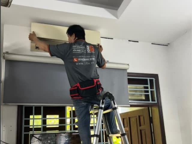 Kỹ thuật viên 1Fix.vn kiểm tra và xử lý mùi hôi máy lạnh tận gốc