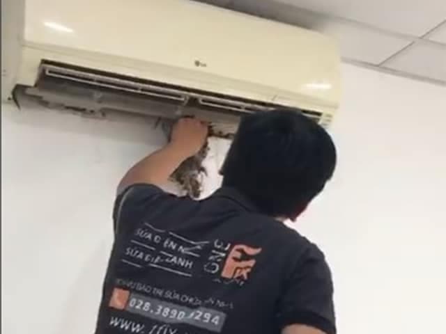 Vệ sinh lưới lọc là cách khử mùi phòng máy lạnh đơn giản nhất