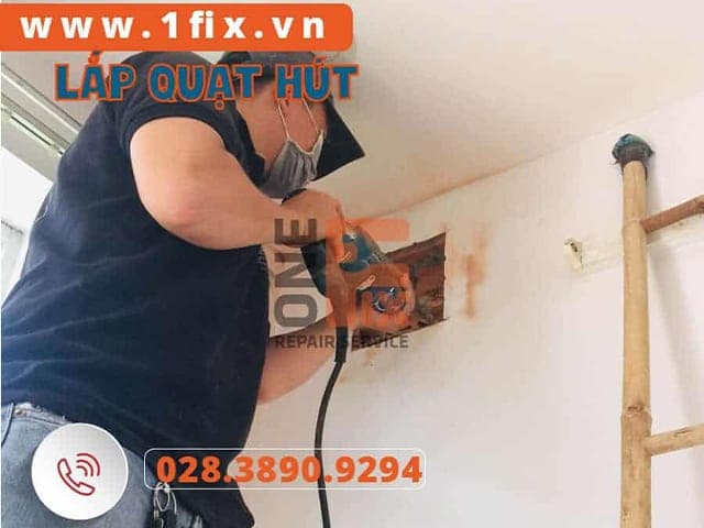 Thợ chuyên nghiệp đang tiến hành lắp đặt quạt thông gió trên tường.