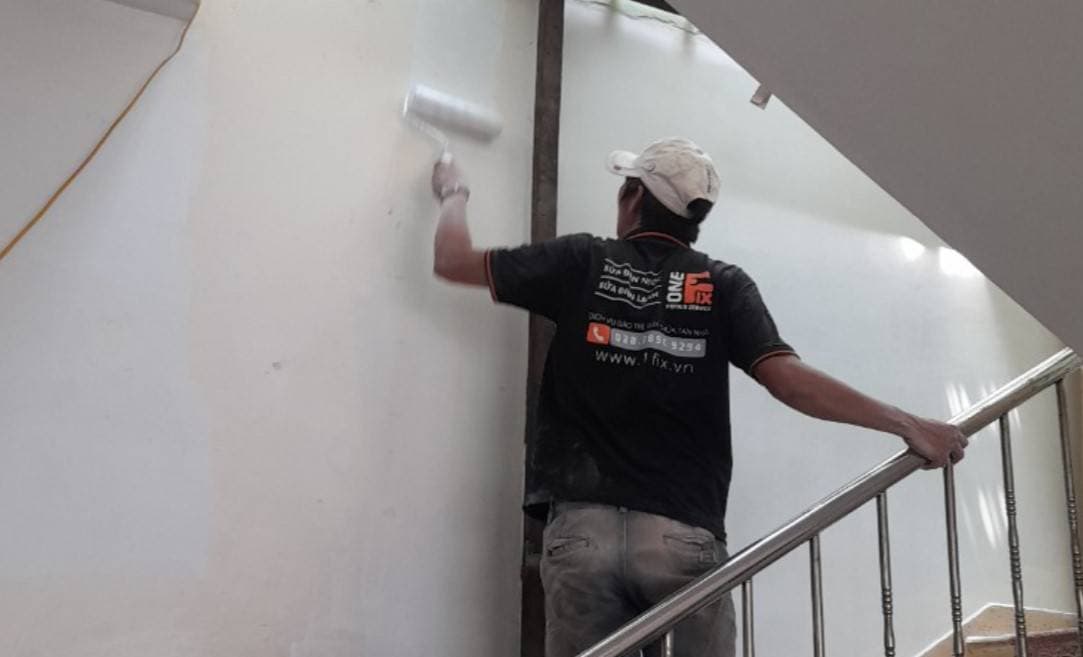 Thợ đang thi công sơn chống thấm cho tường nhà, một giải pháp bảo vệ hiệu quả.