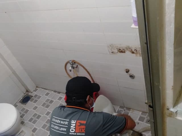 Sử dụng các nguyên liệu tự nhiên như chanh để khử mùi hôi nhà vệ sinh là một giải pháp an toàn và tiết kiệm.