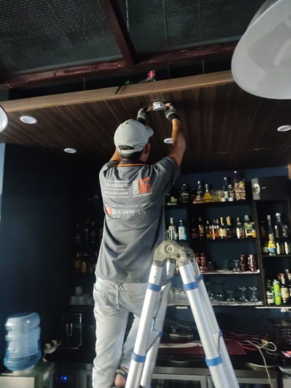 Đèn dây trang trí không gian ngoài trời của quán cafe vào buổi tối, tạo không gian lãng mạn.