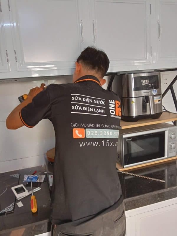 Kết nối đầu ống xả vào cổng thoát nước của máy rửa bát và siết chặt kẹp