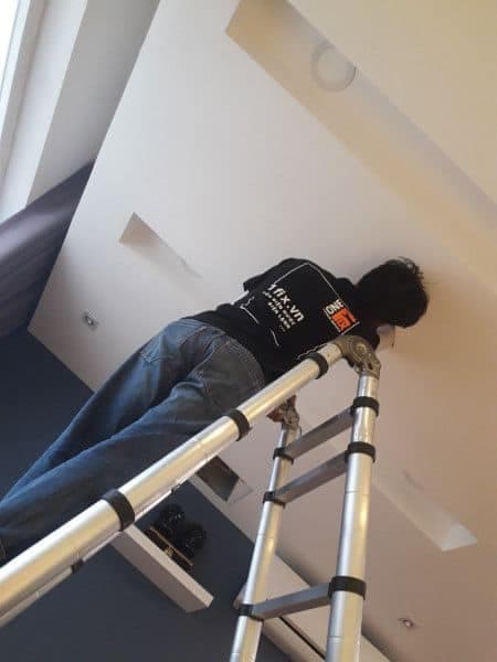 Thao tác tháo bóng đèn âm trần thạch cao cũ một cách cẩn thận