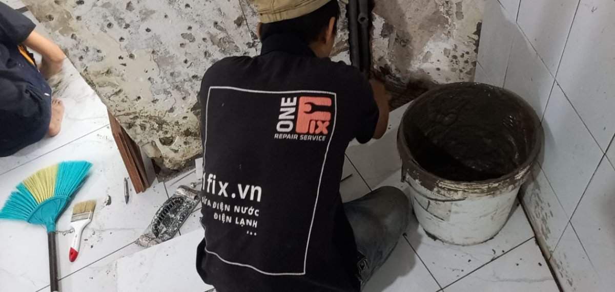 Một mảng tường bị phồng rộp và bong tróc gạch ốp do độ ẩm.