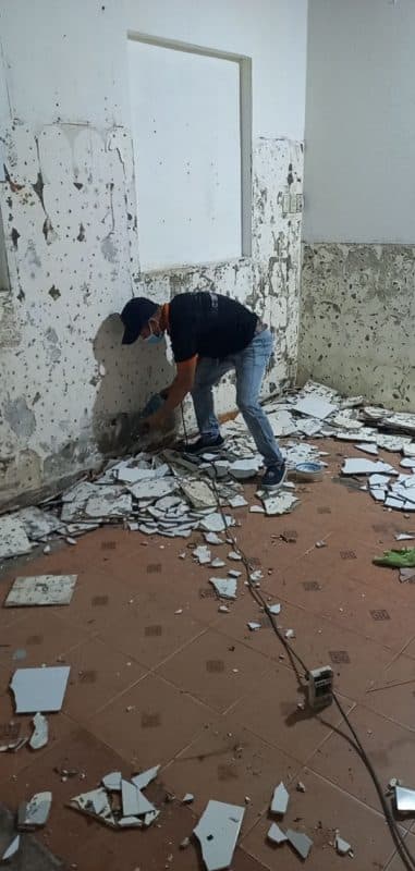 Dụng cụ và quy trình bơm keo để xử lý gạch ốp tường hoặc lát nền bị bong, bộp