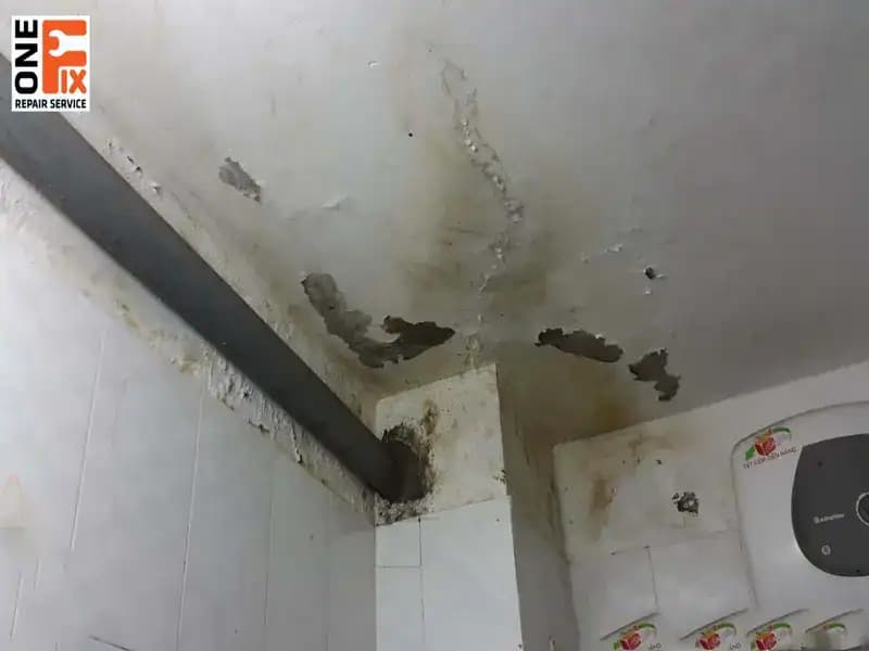 Thợ đang thi công chống thấm sàn nhà vệ sinh để bảo vệ không gian chung này