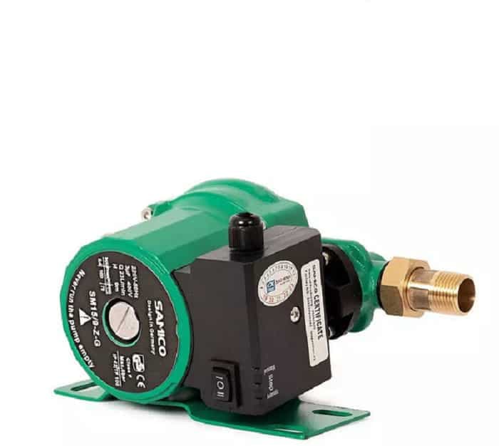 Hình ảnh cận cảnh một máy bơm tăng áp mini thường được sử dụng trong các hộ gia đình.